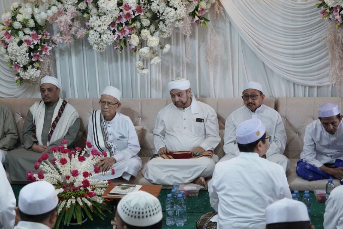 Wabup Banjar bersama ribuan jamaah ikuti haul Jama Wali Lima