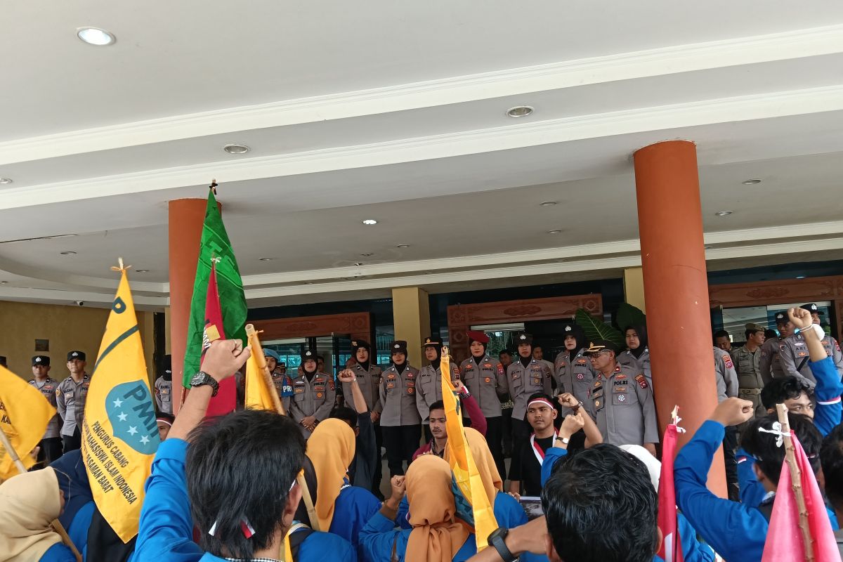 Aspirasi tersampaikan, unjuk rasa di DPRD Pasaman Barat berlangsung damai