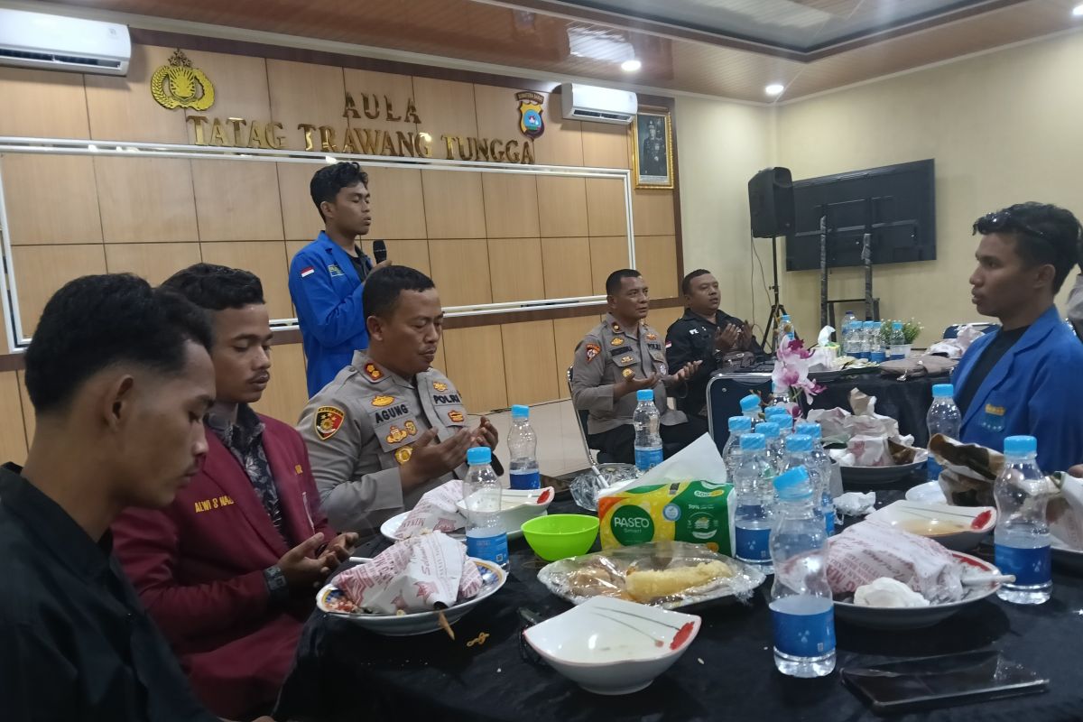 Polisi dan mahasiswa Pasaman Barat doa bersama untuk almarhum Affan