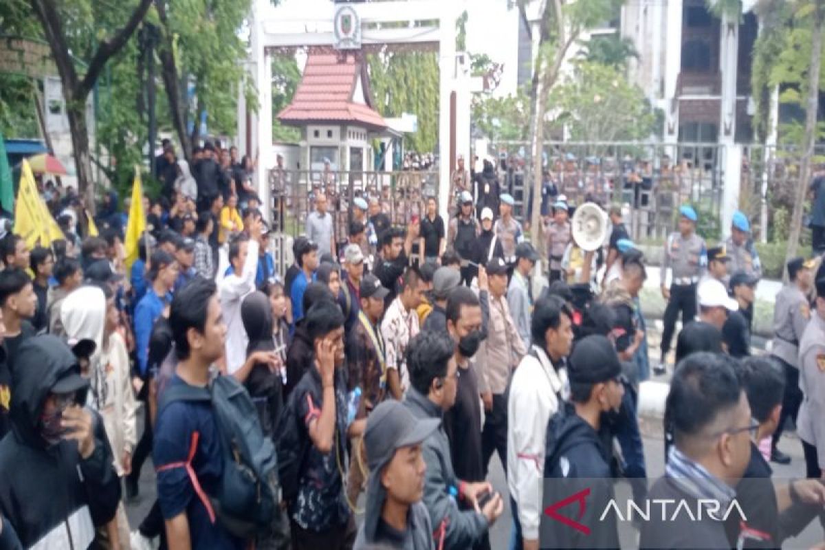 Massa gabungan tuntut Ketua DPRD Kalsel temui pendemo