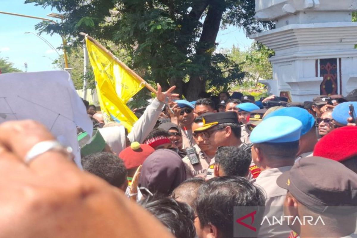 Mahasiswa NTT  menolak kenaikan tunjangan DPR RI