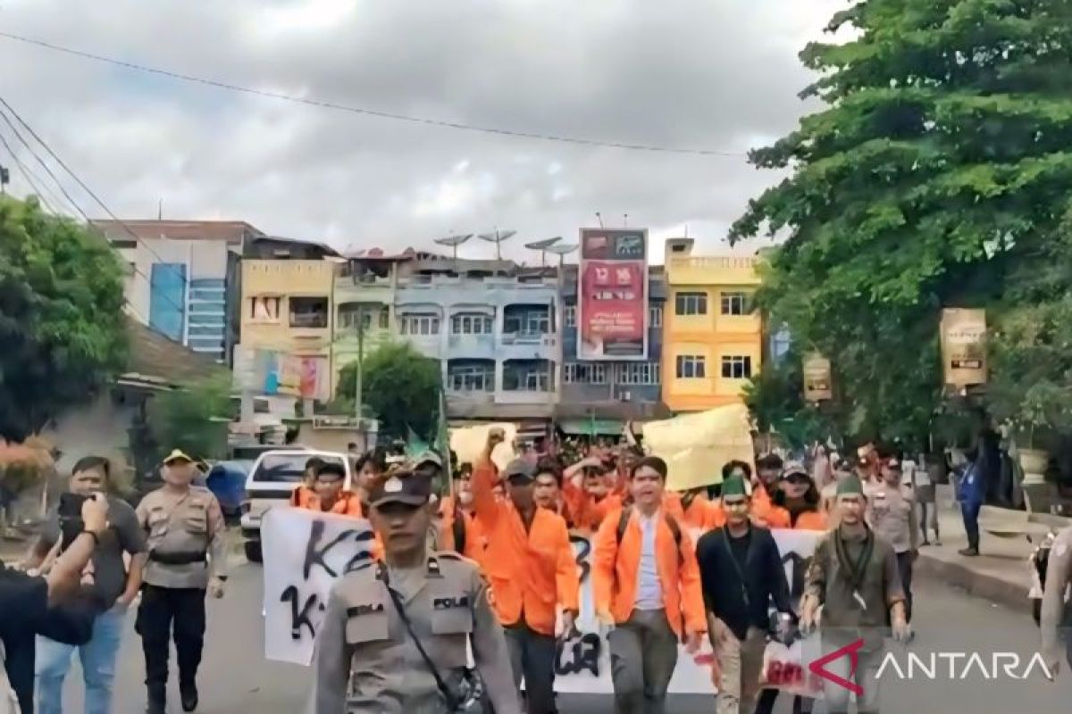 11 pelajar diamankan polisi dalam aksi demo di DPRD OKU