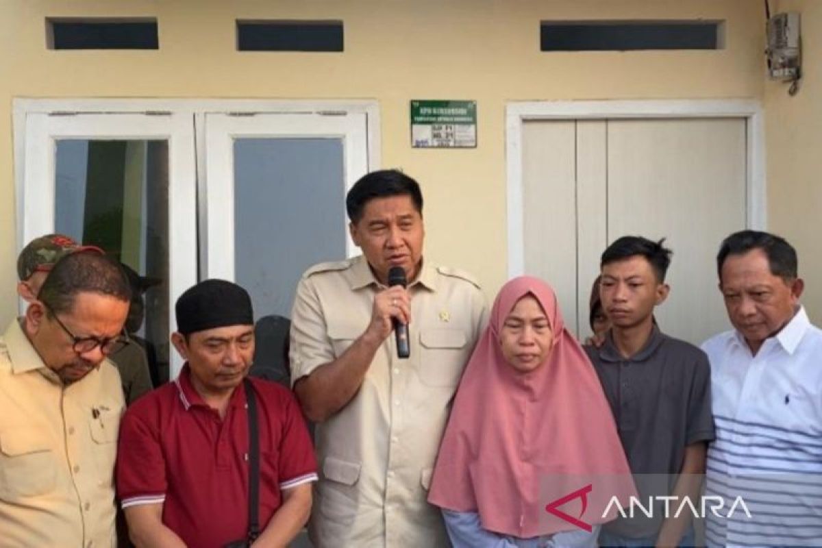 Menteri Perumahan serahkan rumah di Bogor untuk keluarga Affan