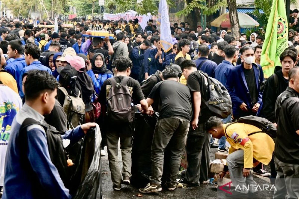 Patut dicontoh, massa pungut sampah usai demo di DPRD Kalsel