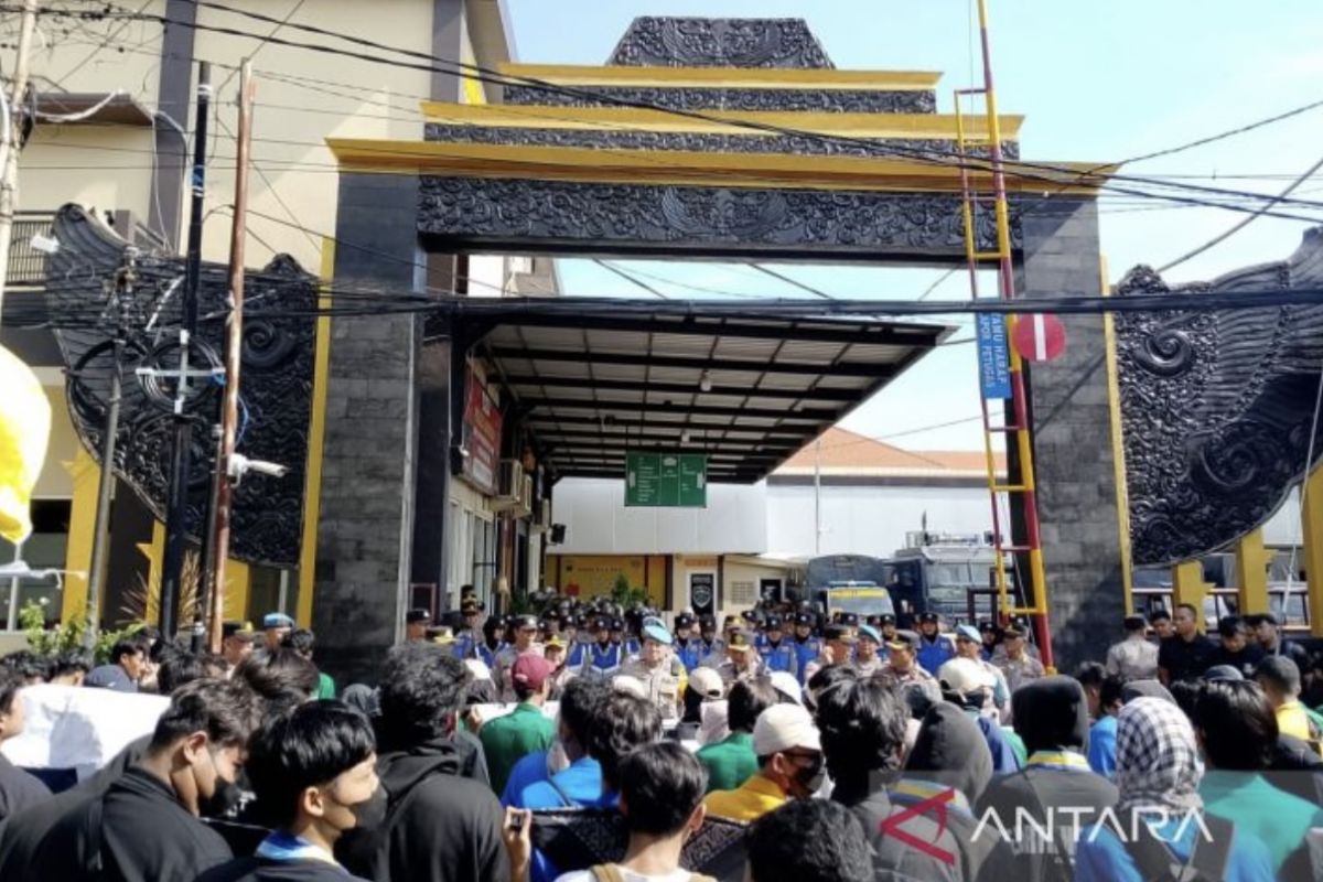 Pengunjuk rasa di Lamongan-Jatim minta kekerasan dan tunjangan DPR