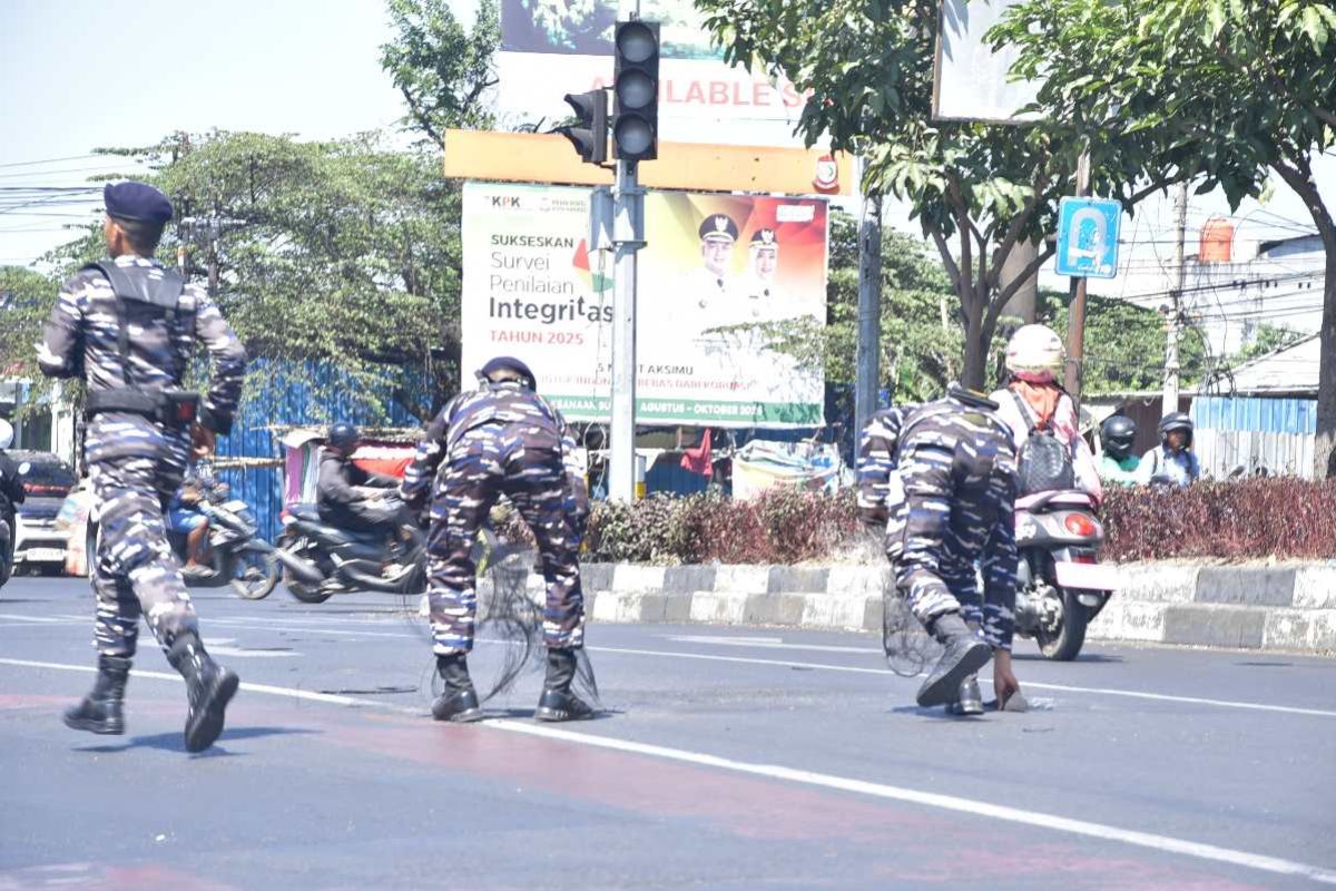 Kodaeral VI bersihkan sampah sambil mengampanyekan Makassar damai