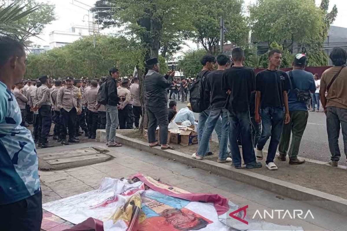 Polisi susun barisan amankan unjuk rasa di gerbang DPRA