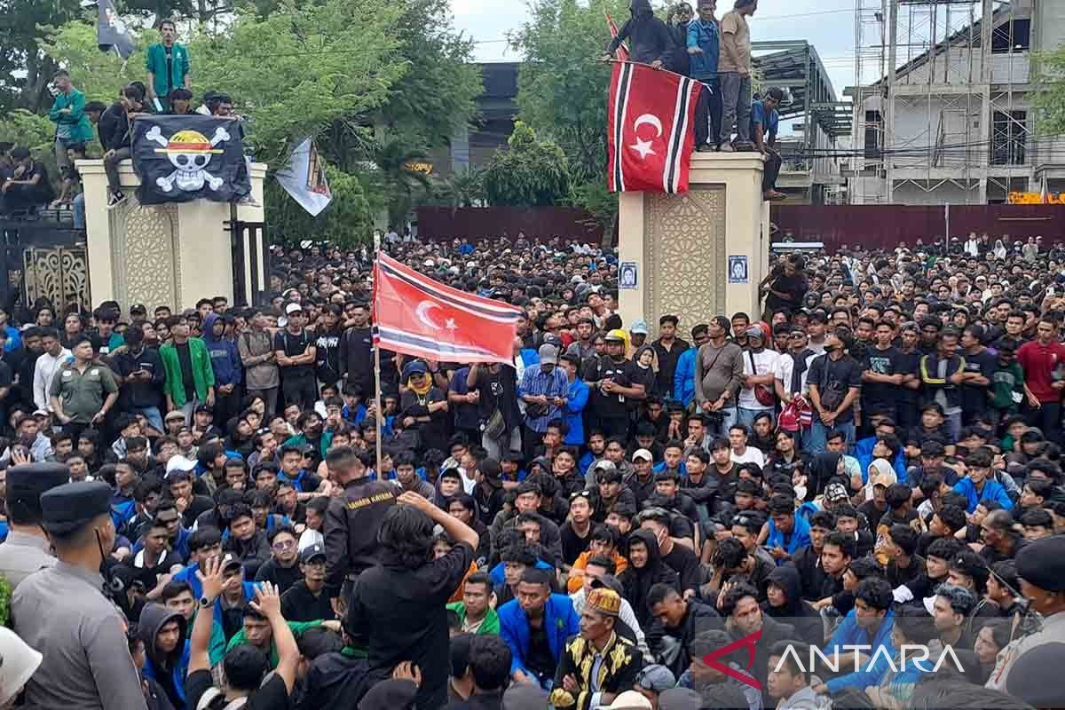 Pimpinan DPRA setujui tuntutan massa pengunjuk rasa