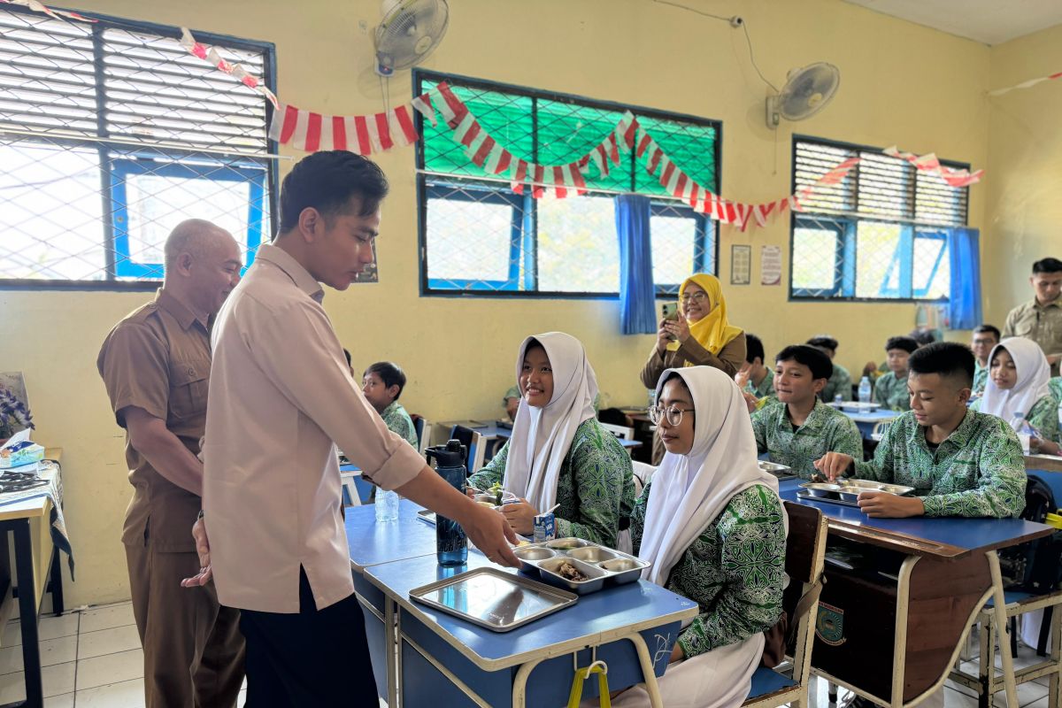 Indonesian VP reviews free meal program at schools