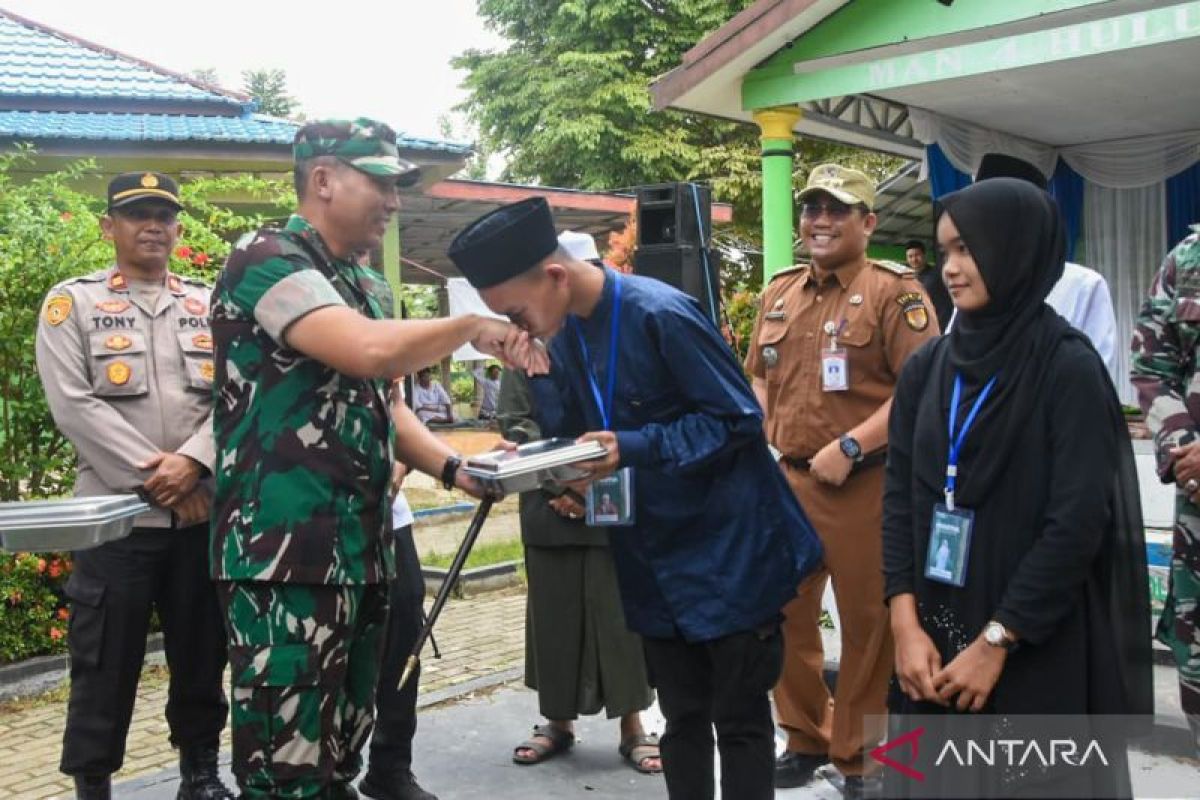 Dandim 1002/HST luncurkan program MBG di MAN 4