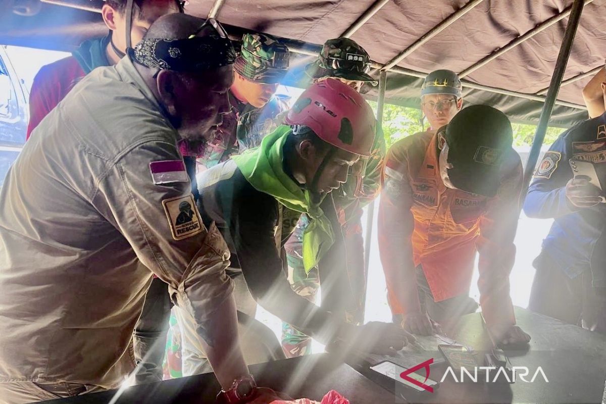 Empat tim relawan SAR sipil bantu cari heli jatuh di hutan Kalsel