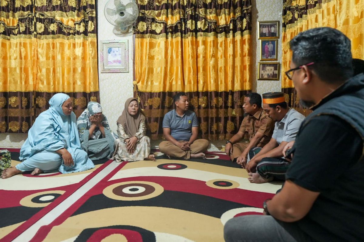 Gubernur Sulsel beri dukungan moril keluarga almarhum Abay