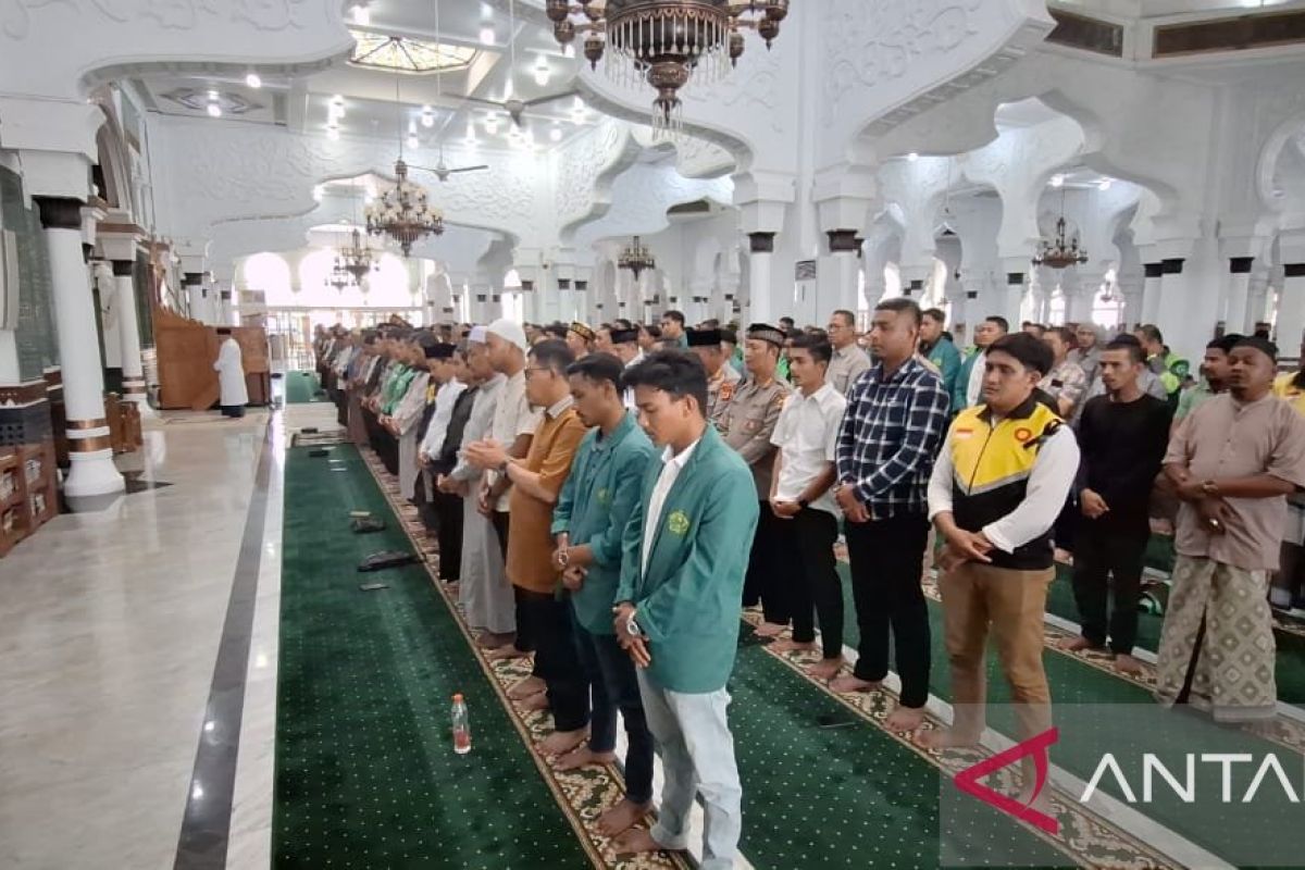 Solidaritas untuk Affan, Driver Ojol dan warga Aceh shalat ghaib di Masjid Raya Baiturrahman
