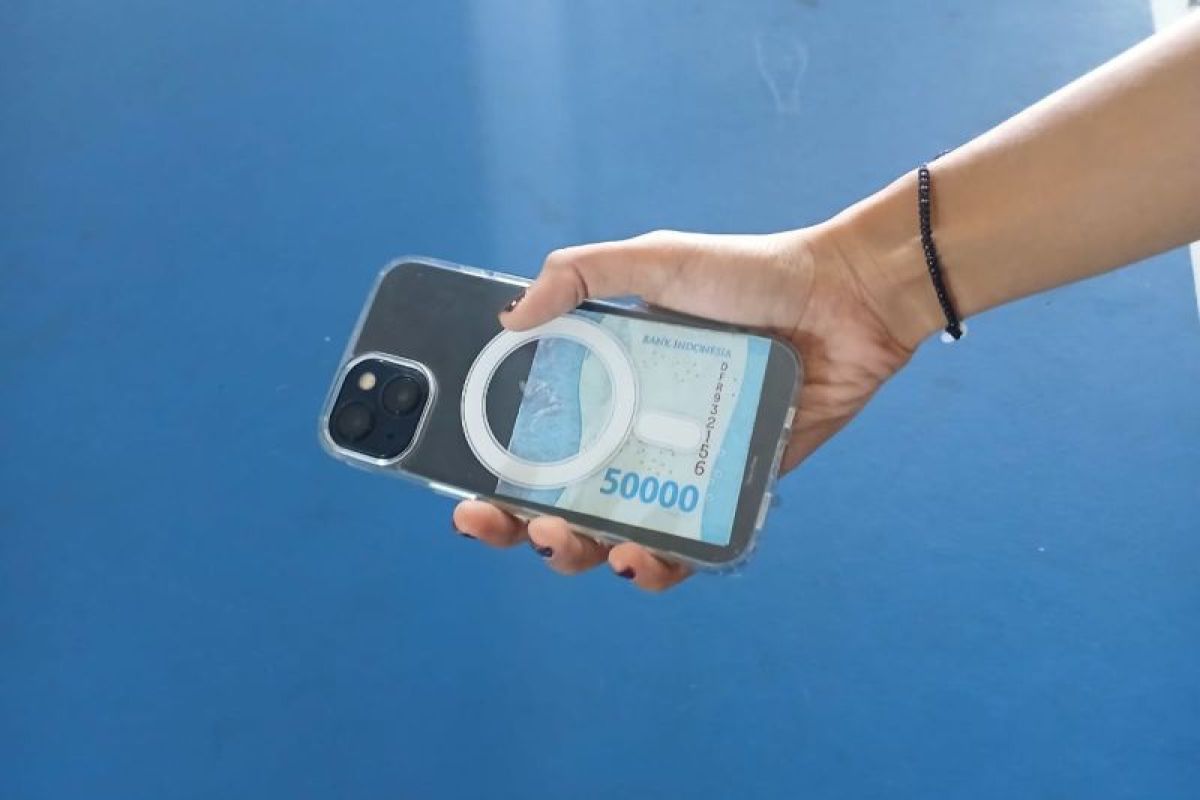Menyimpan uang di casing ponsel bisa picu kerusakan