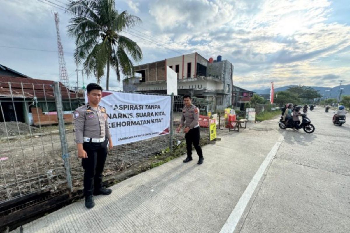 Ditlantas Polda Sulbar sebar spanduk tolak tindakan anarkis