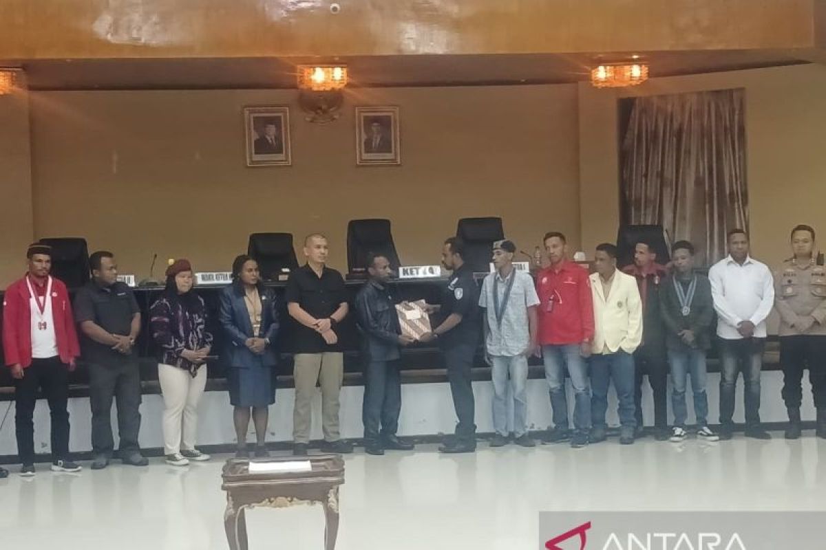 Pemuda Mimika Bersatu serahkan 13 tuntutan kepada wakil rakyat