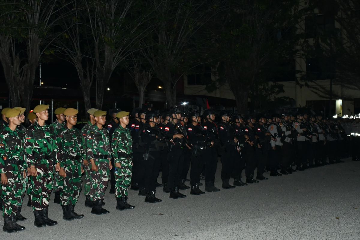 TNI dan Polri menggelar patroli bersama di Kota Kupang