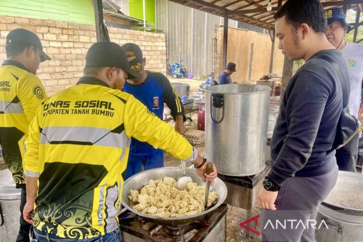 Dinsos masak 900 porsi makan bagi Tim SAR cari heli hilang di Kalsel