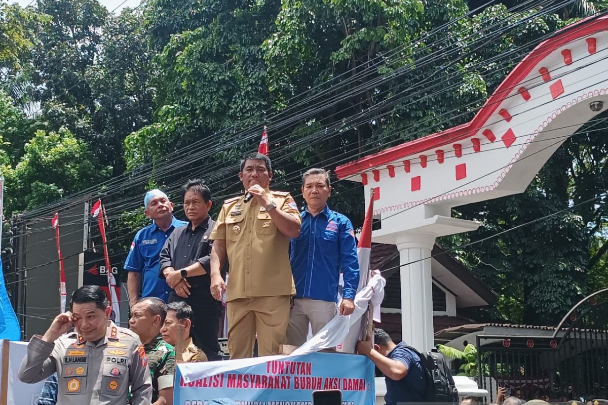 Gubernur Sulut dan Kapolda terima massa demonstrasi