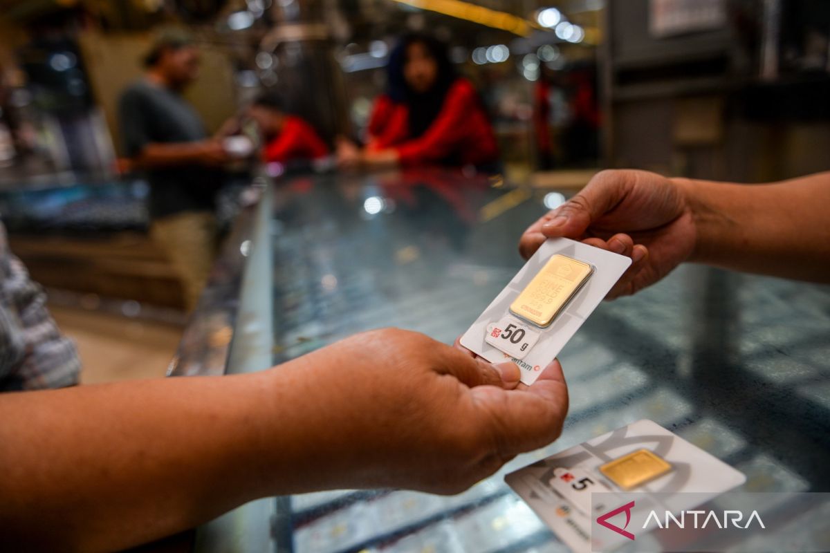 Harga emas Antam kembali tembus Rp2 juta per gram