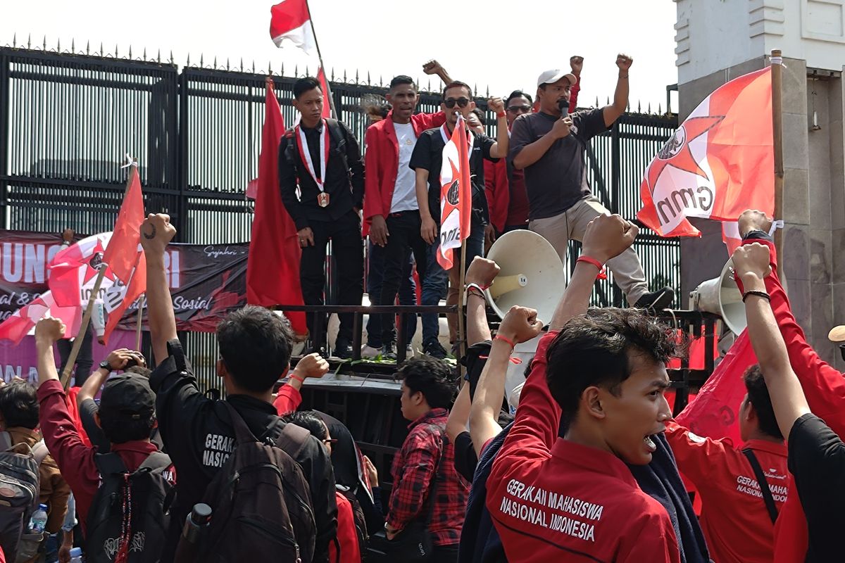 Kelompok mahasiswa gelar unjuk rasa di depan DPR/MPR RI