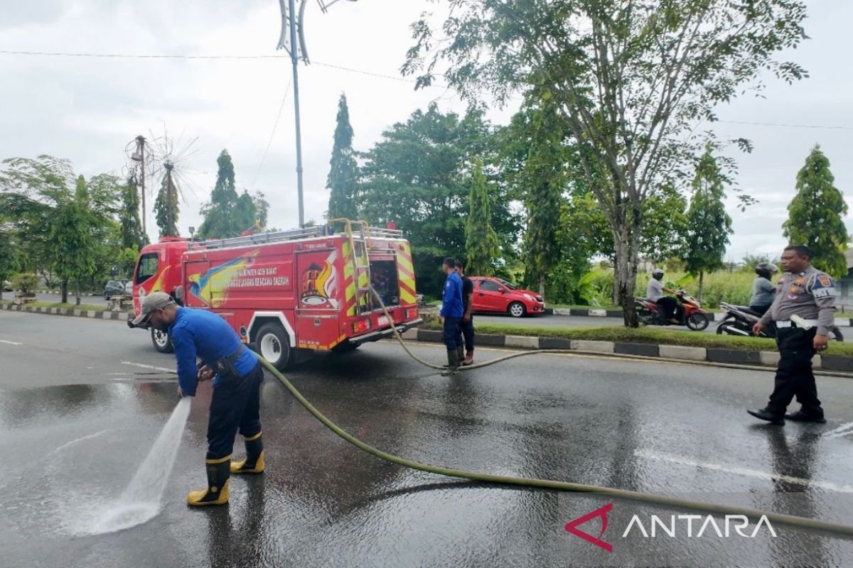 BPBD Aceh Barat kerahkan damkar bersihkan tumpahan BBM solar di jalanraya