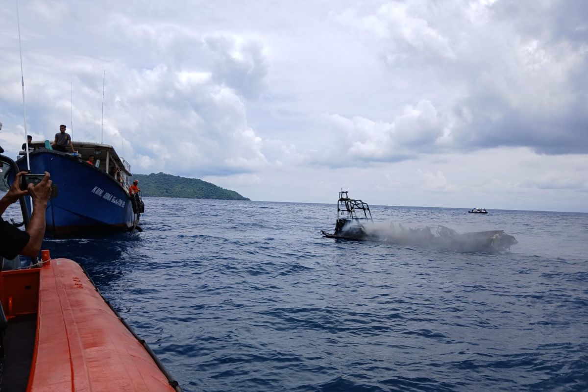 Basarnas Anambas evakuasi RIB BPBD terbakar saat simulasi bencana