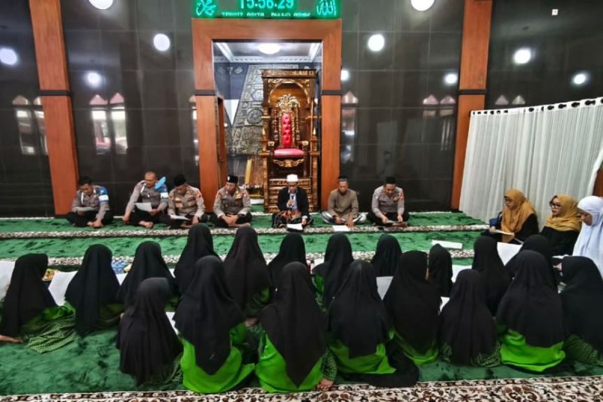 Polres Blitar, anak yatim doa bersama untuk kedamaian bangsa