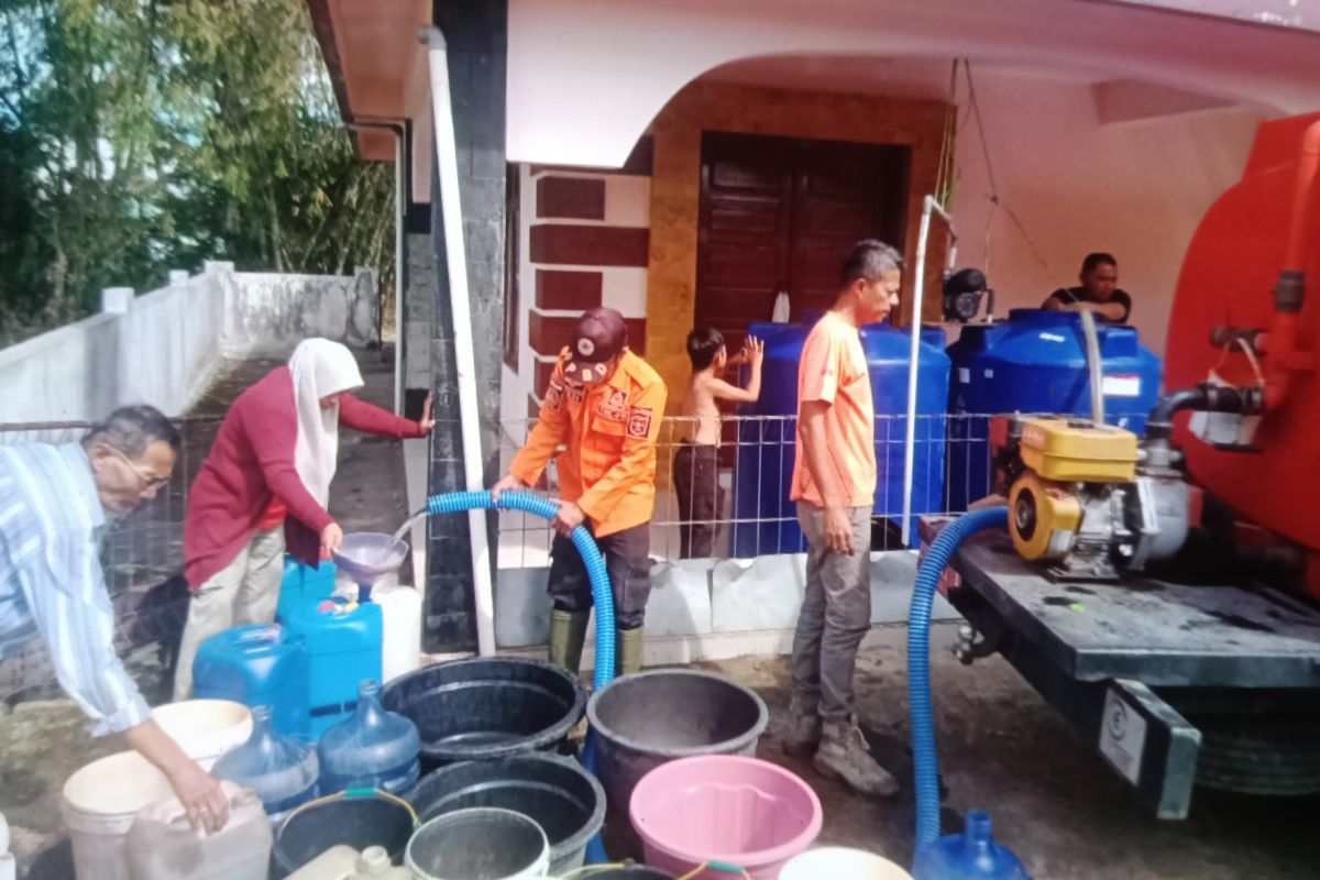 BPBD Agam distribusikan air bersih bagi warga terdampak kemarau