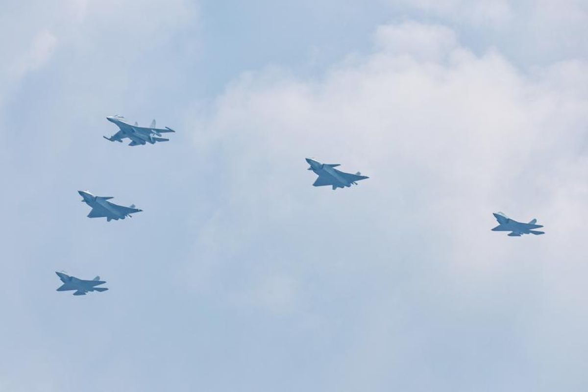 Parade udara militer meriahkan Hari Kemenangan China di Tian'anmen