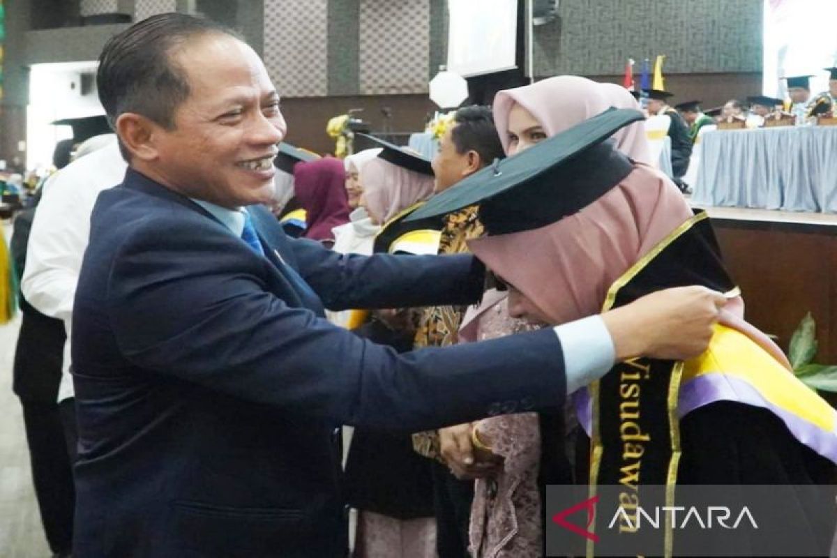 Menteri LH semangati lulusan ULM bisa bersaing di kancah nasional