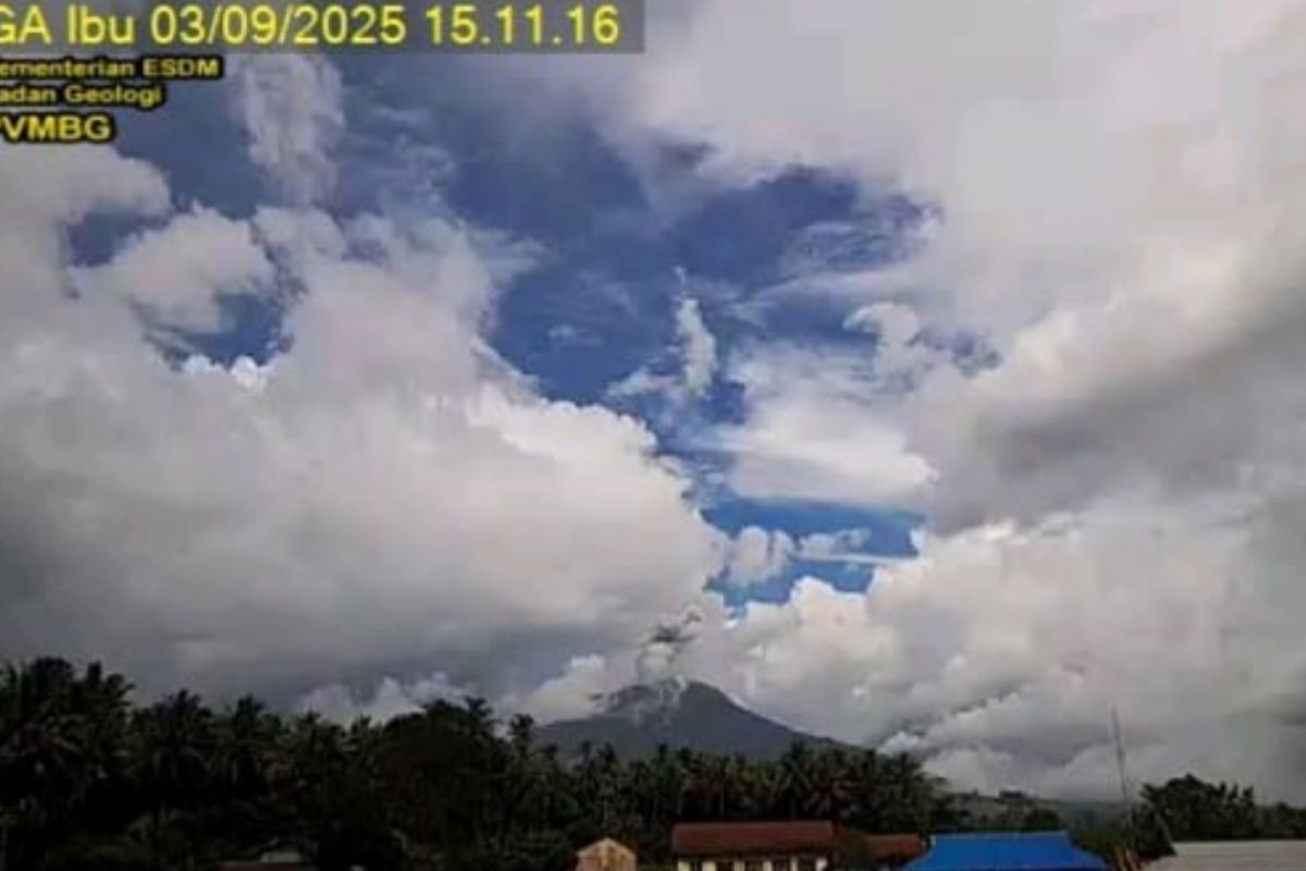 PGA sebut Gunung Ibu semburkan abu vulkanik setinggi 700 meter