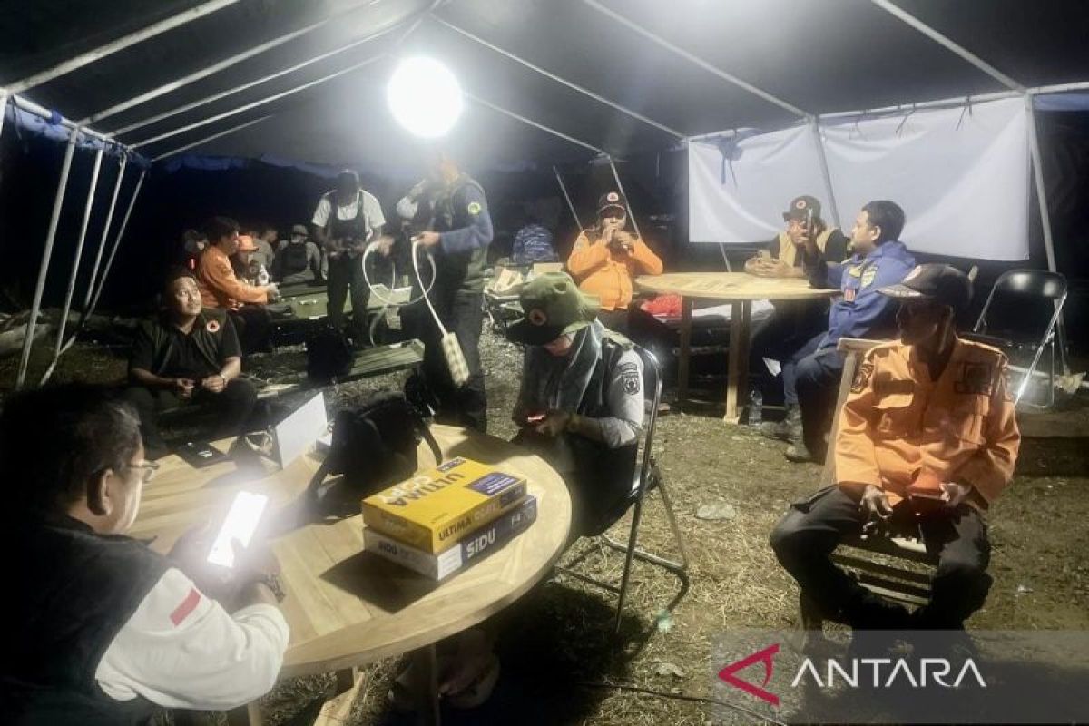 Tim SAR bawa warga lokal susur hutan cari helikopter hilang di Kalsel