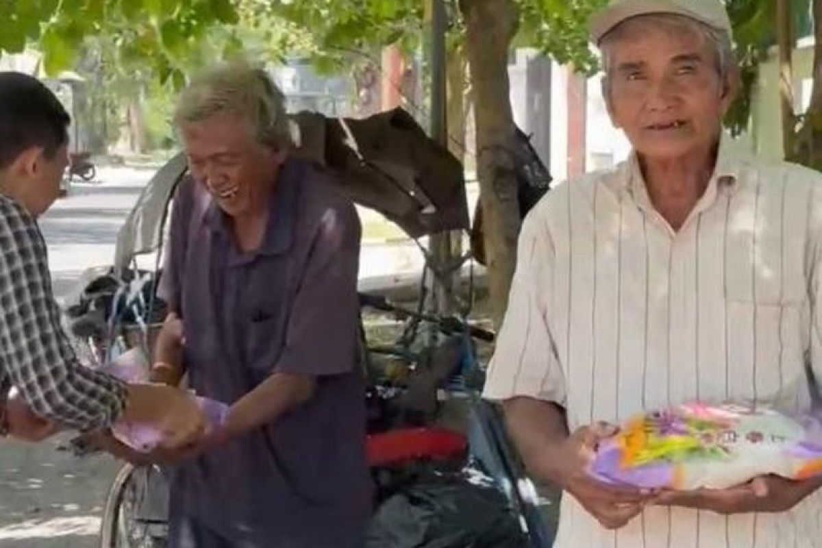 Anggota DPR RI bagikan sembako untuk warga Surabaya