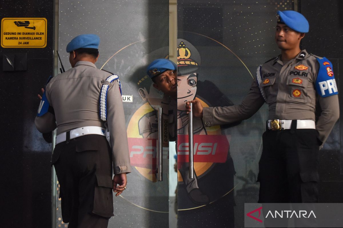 Briptu DS penumpang rantis tabrak ojol disanksi minta maaf