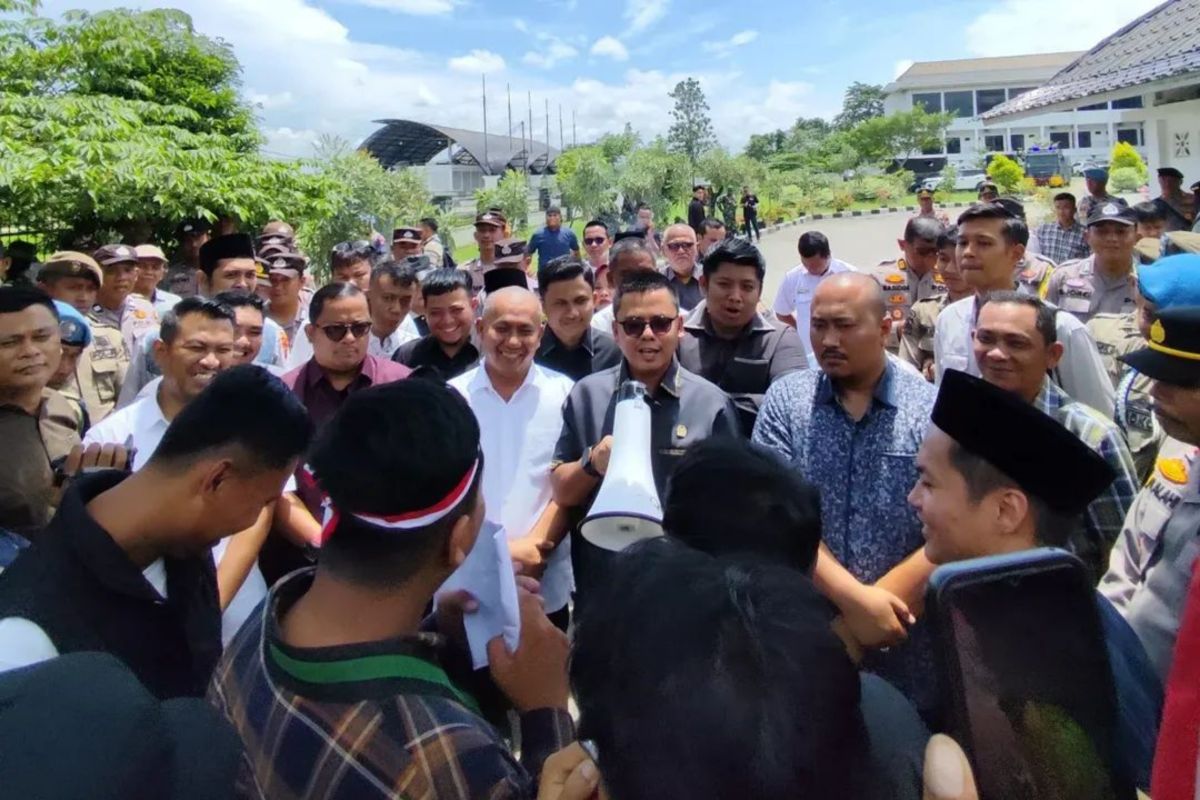 Mahasiswa gelar aksi di DPRD Labura, Ketua dewan apresiasi sikap damai