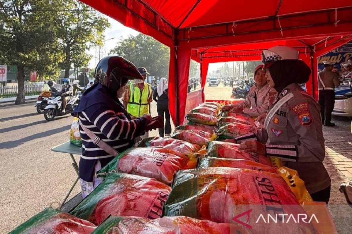 Polres Situbondo gelar Pasar Murah HUT Ke-70 Lalu Lintas Bhayangkara