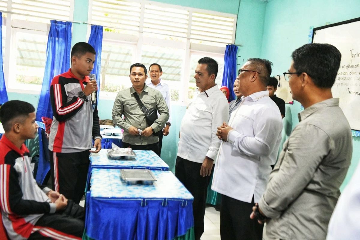Gubernur Kepri tinjau program MBG di Karimun pastikan berjalan lancar