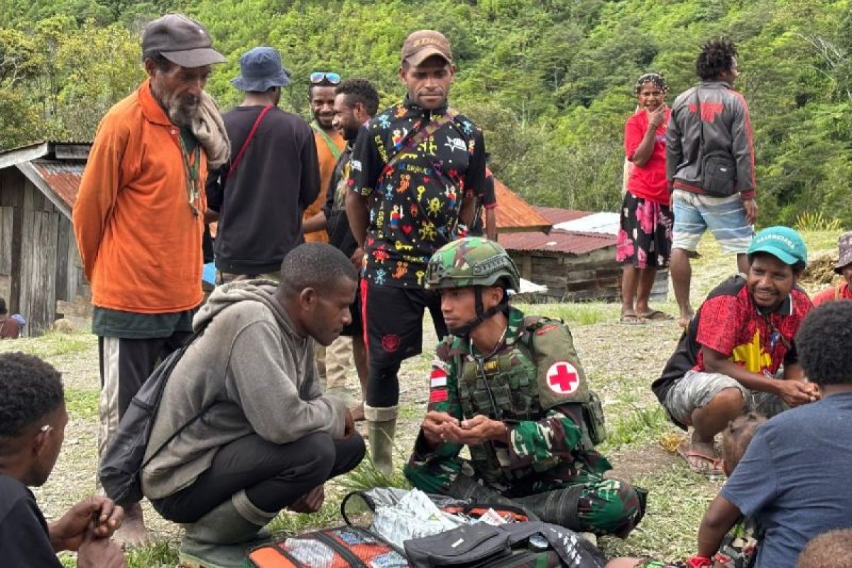 Prajurit Yonif 753/AVT beri pelayanan kesehatan ke warga Okyop