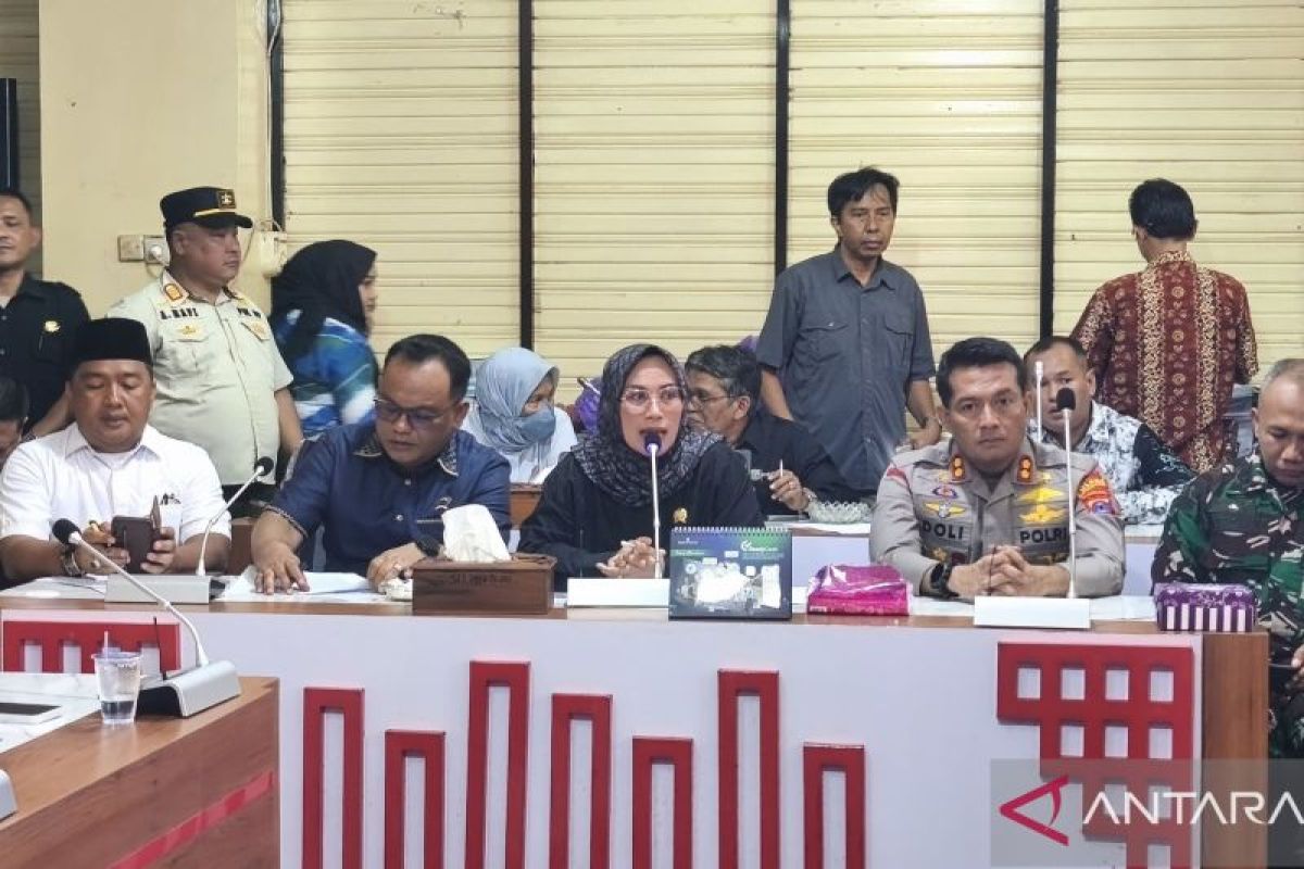 Kotabaru DPRD speaker chairs hearing with demonstrators