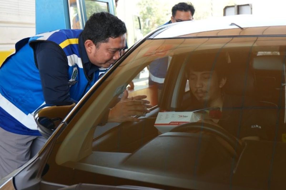 Jasamarga bagikan mawar kepada pengguna jalan peringati Harpelnas 2025