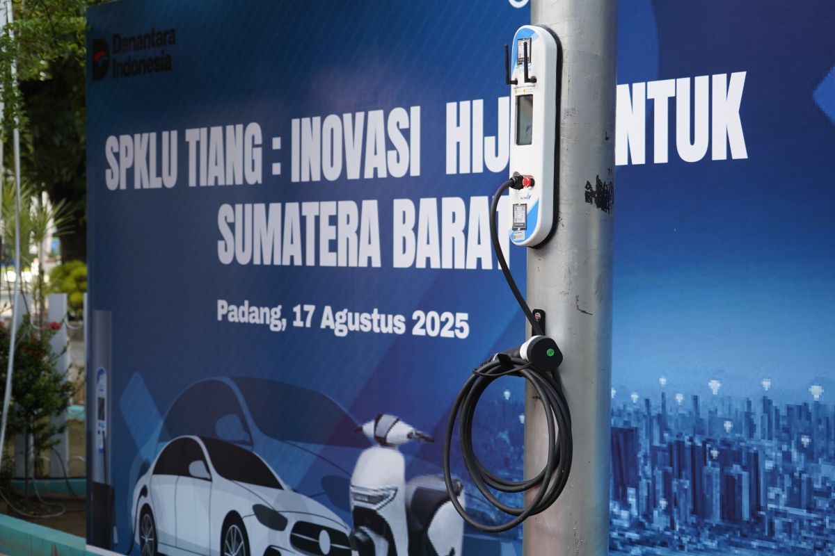 PLN Enjiniring hadirkan SPKLU tiang listrik pertama di Indonesia