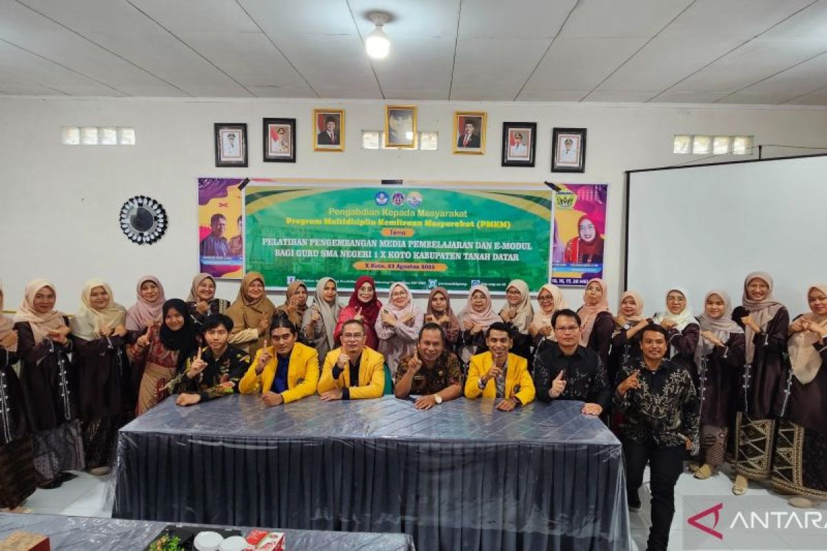 TIM PKM-PMKM UNP beri pelatihan pengembangan media pembelajaran dan e-modul bagi guru SMA N 1 X Koto Tanah Datar