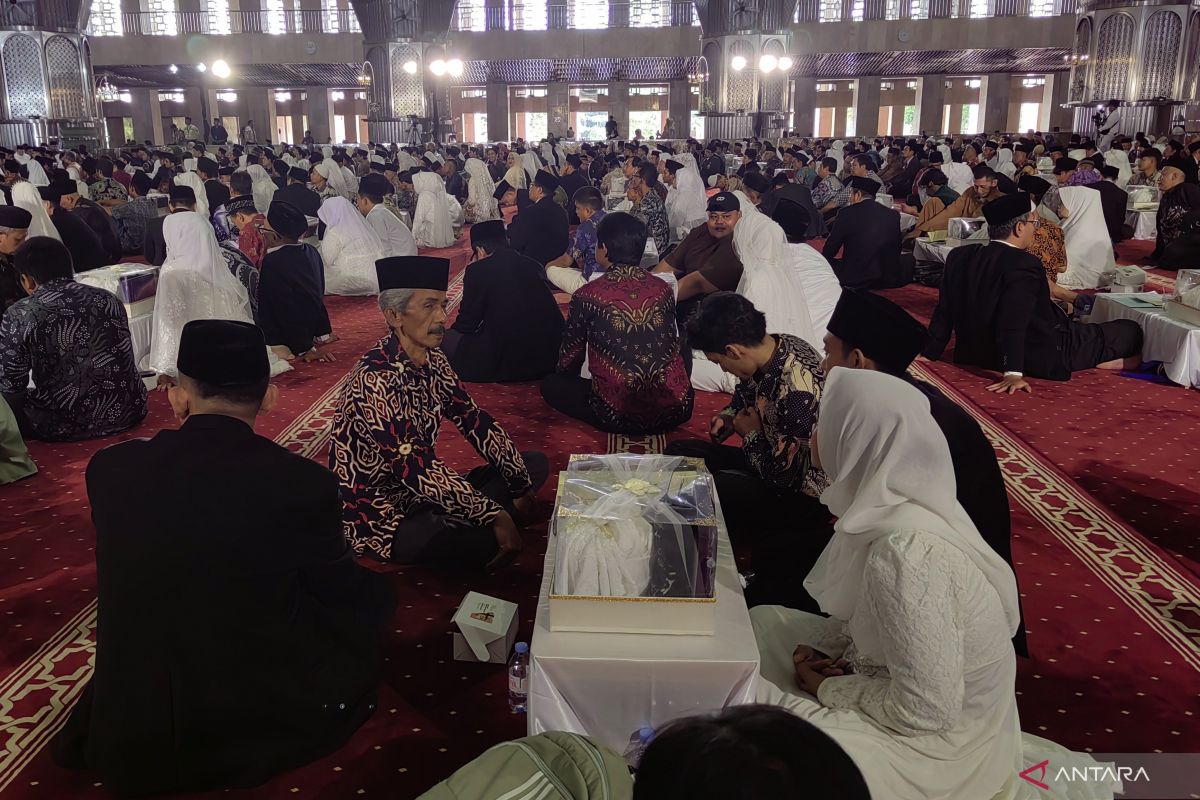 Indonesian govt holds mass wedding for 100 couples to ease costs