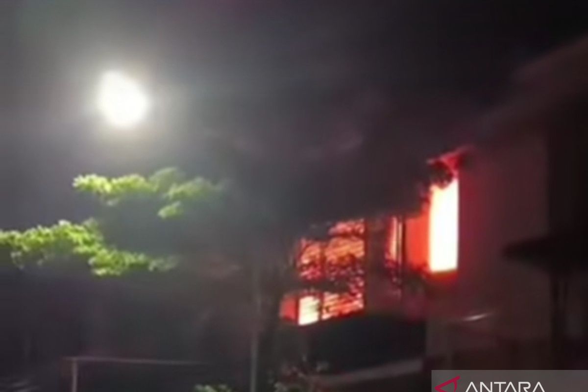 Dua orang tewas dalam kebakaran rumah mewah di Kalideres