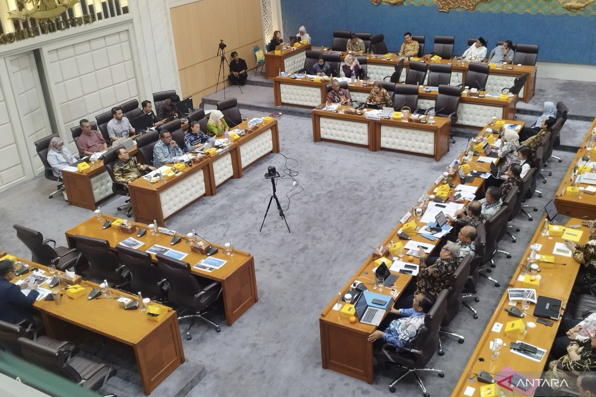 Komisi VII ingatkan kementerian bahwa masyarakat kritis soroti kinerja
