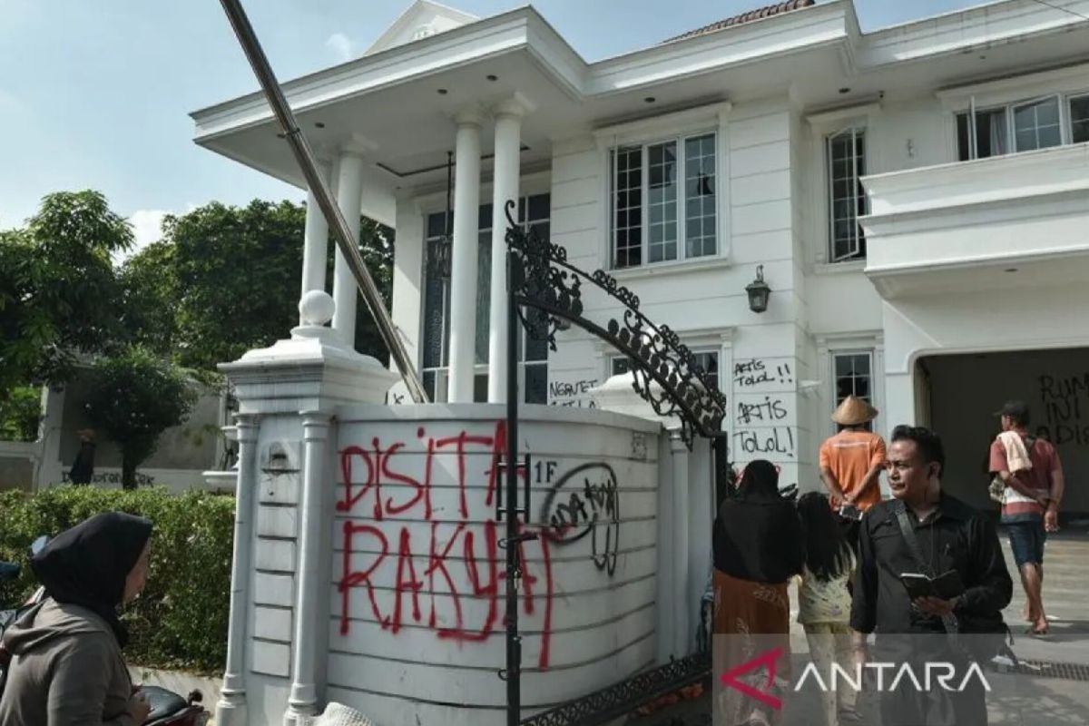 Ada empat tersangka penyerangan petugas saat penjarahan rumah Uya Kuya