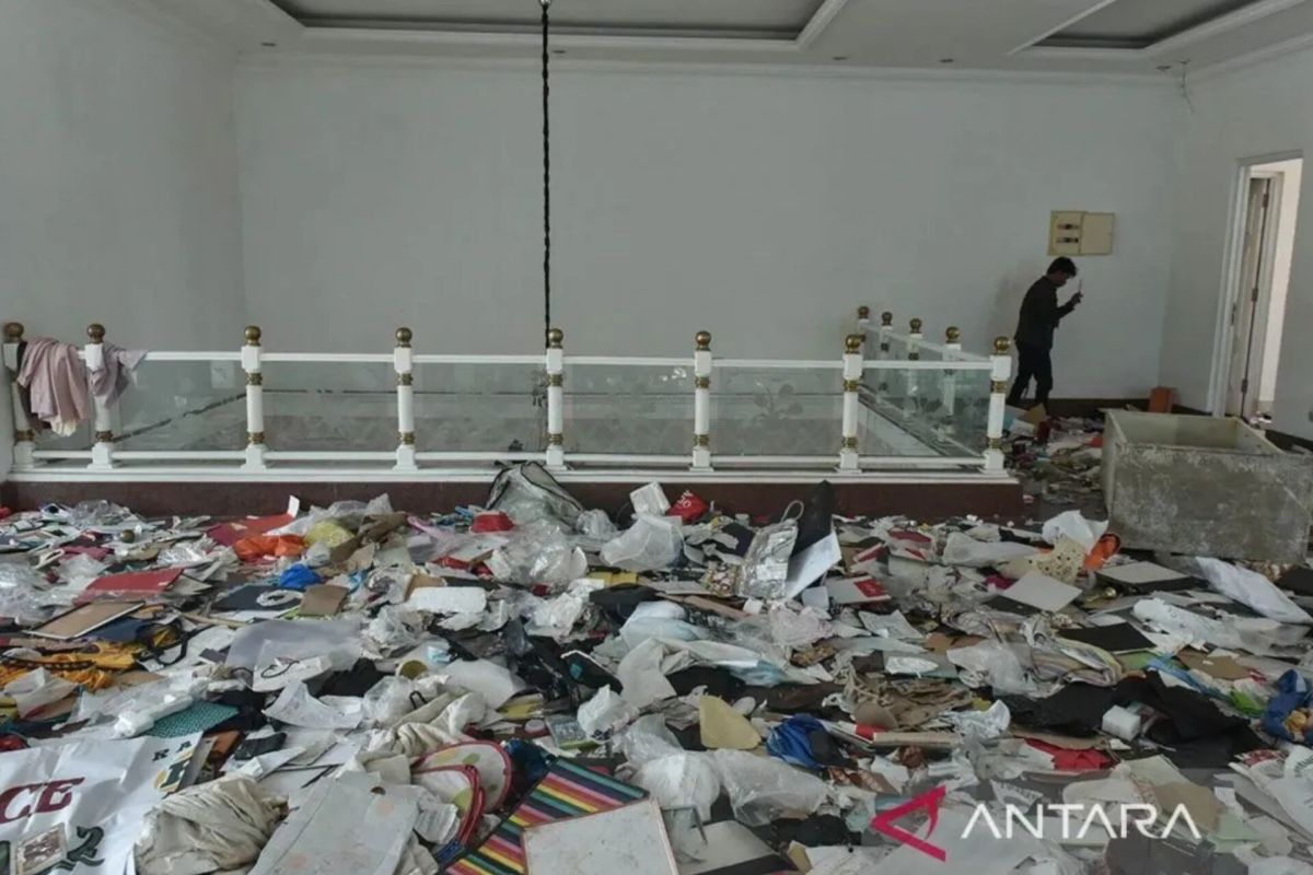 Warga kembalikan kasur usai penjarahan rumah Uya Kuya di Jaktim