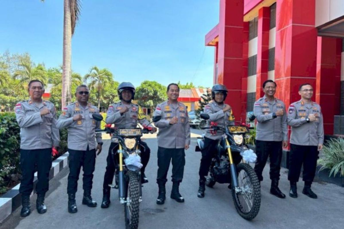 Kapolda NTT berikan hadiah kepada Bhabinkamtibmas berprestasi