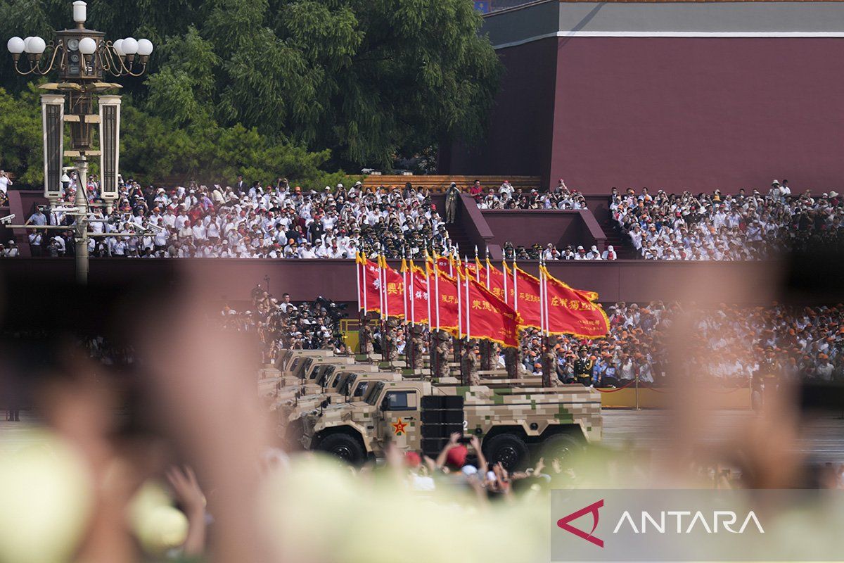 Panji-panji unit pahlawan diarak saat Peringatan Hari Kemenangan China